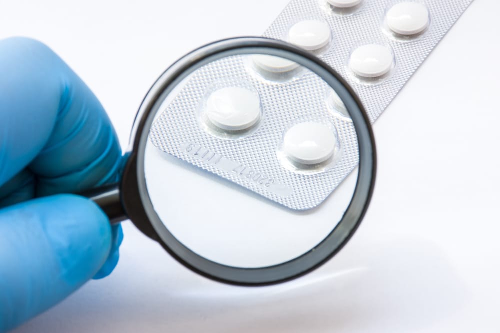 Serialización farmacéutica para el control de la falsificación de medicina. Leyes de protección para la falsificación medicamentos o alteración de medicamentos.